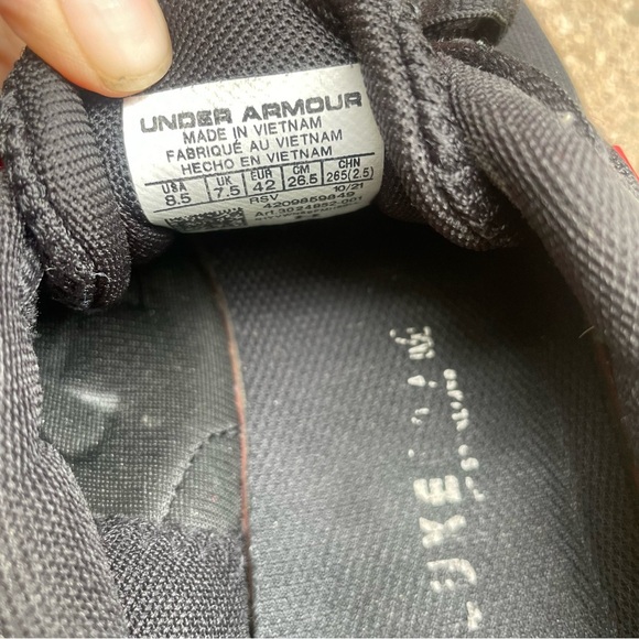 UNDER ARMOUR Men’s Black Red Charged Assert Sneakers Size 8.5 - Picture 8 of 10